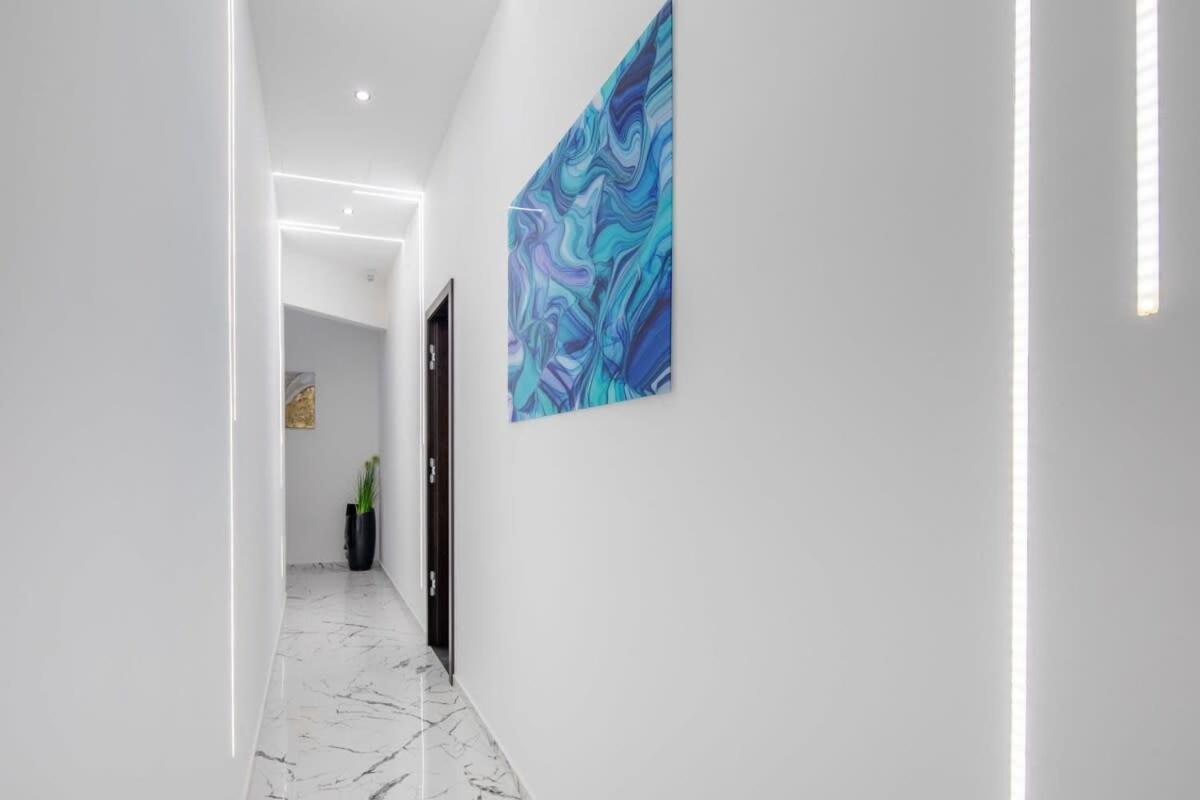 Location - Modern Luxury Apartment *